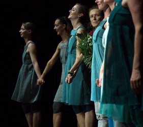 Die Compagnie mit der Choreografin Ute Malmes in ihrer Mitte